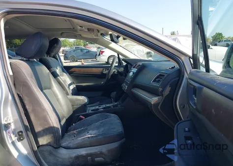 2017 Subaru Outback 3.6R Limited z USA, uszkodzony, nr VIN 4S4BSENCXH3413195